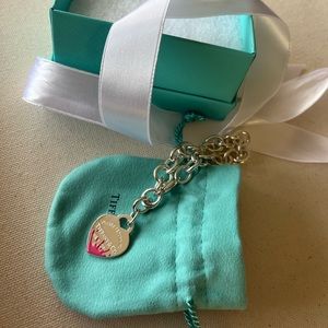 Return to Tiffany silver heart toggle bracelet with pink enamel splash new